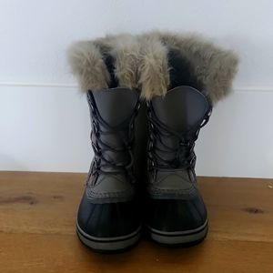 Size 4 Sorell girls grey shoe